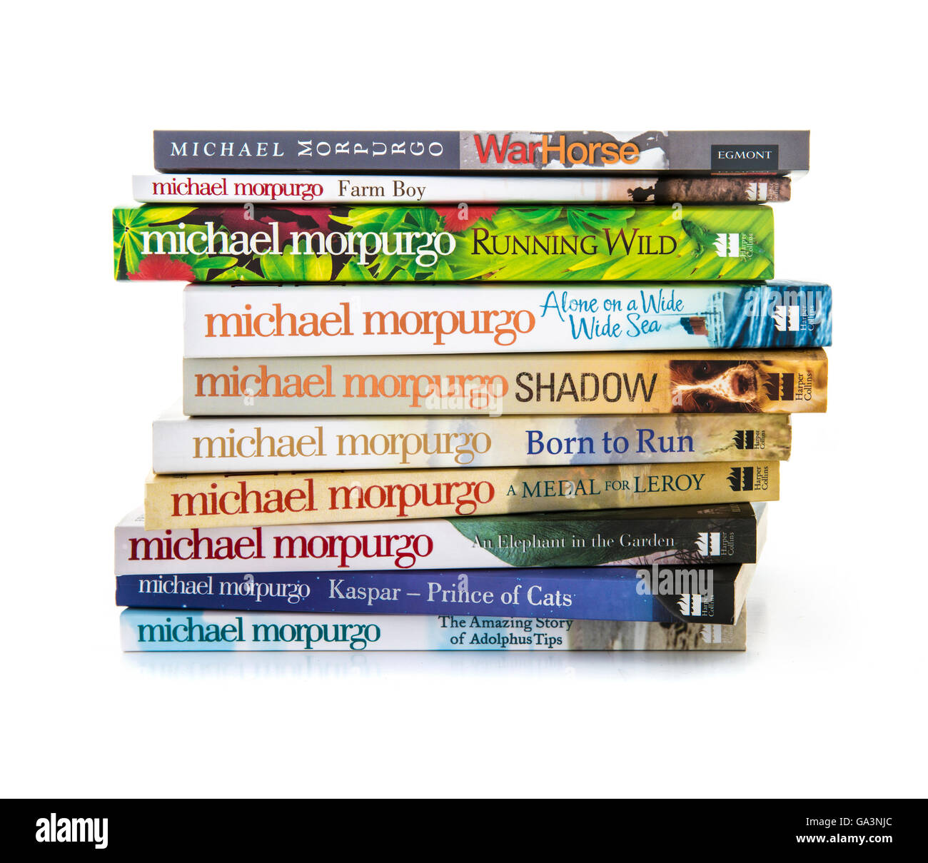 Collection de livres de Michael Morpurgo sur fond blanc Banque D'Images
