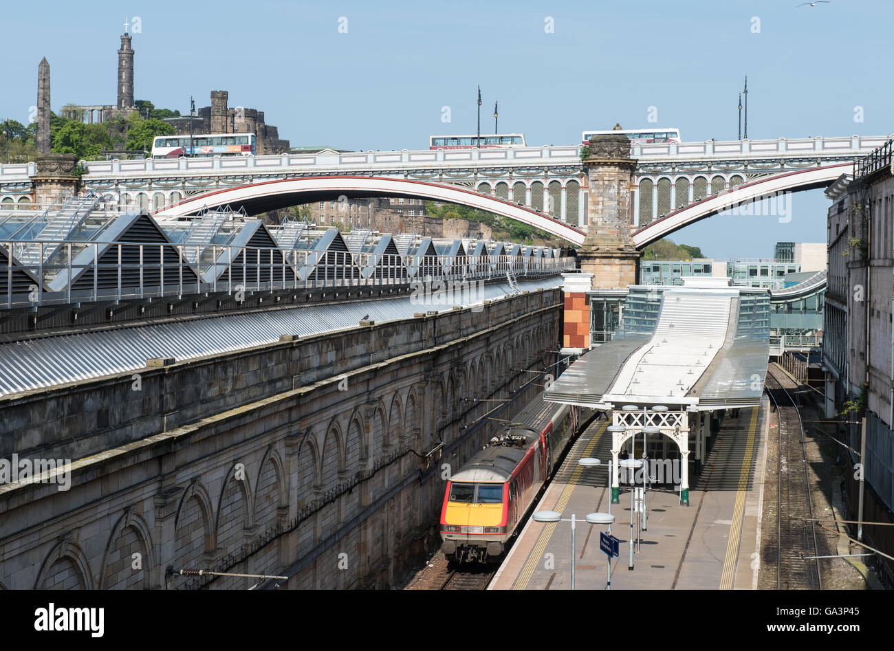 La gare Waverley d'édimbourg avec en premier plan Banque D'Images