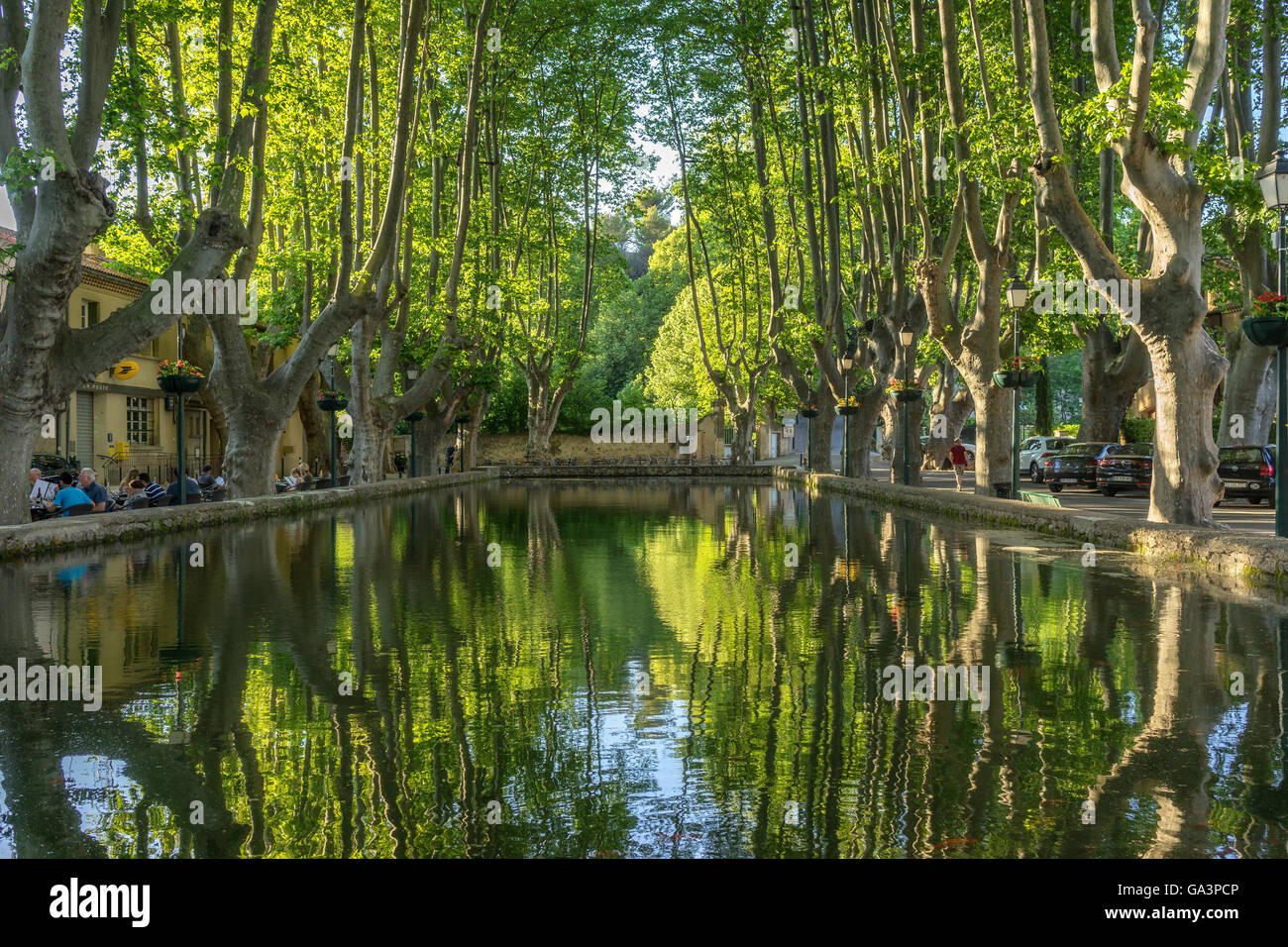 Le long étang dans le village de Cucuron dans le Luberon Provence Photo  Stock - Alamy