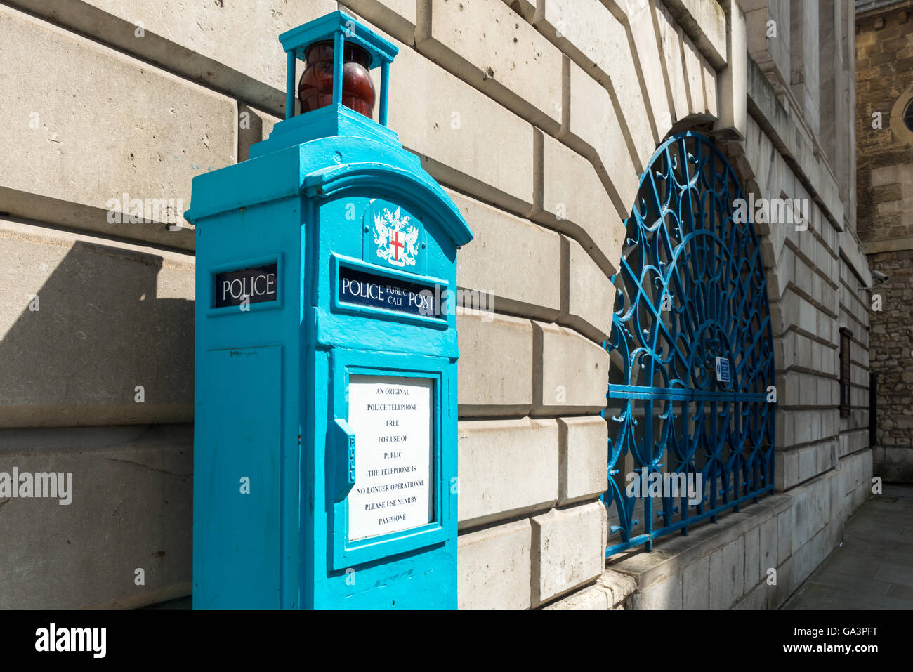 Londres, Royaume-Uni - 25 juin 2016 : London police appel public fort. Le bleu de la police d'origine qui a été fort téléphone libre d'utilisation Banque D'Images