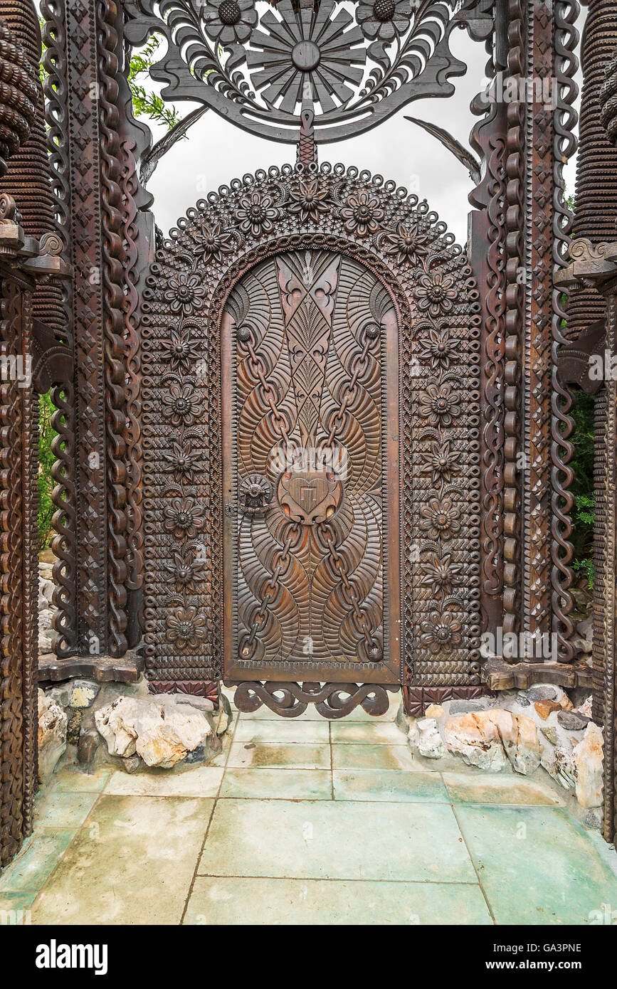 Décoration en bois sculpté de couleur brune gate. Banque D'Images