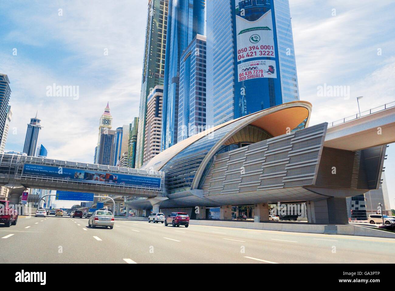 Ville de Dubaï. Station de métro Centre financier sur Sheikh Zayed Road. Tour Al Yaquob au loin. Émirats arabes Unis Banque D'Images