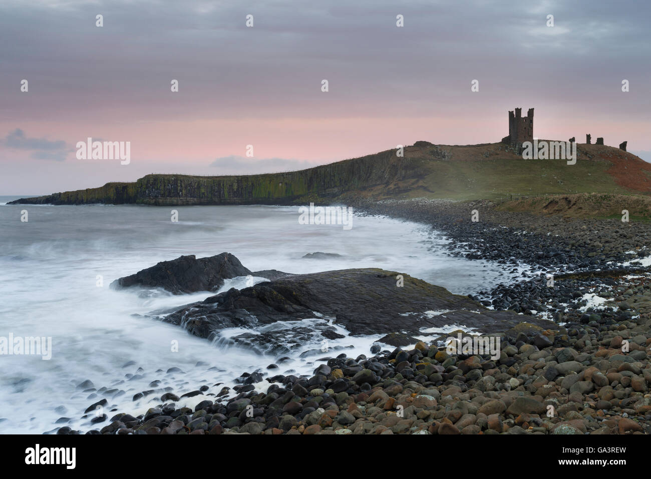 Une vue sur Château De Dunstanburgh, Northumberland, Angleterre. Banque D'Images