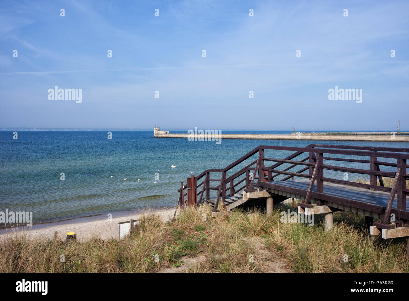 La Pologne, la Poméranie, l'hôtel Ville, de la mer Baltique à la baie de Puck, herbacé dune avec promenade jusqu'à la plage et de la jetée Banque D'Images