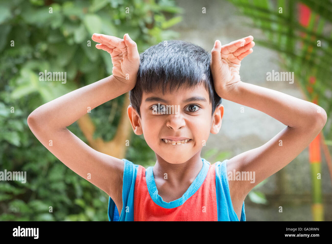 Kid montrant l'émotion de la colère, la surprise, la rage, la détresse Banque D'Images