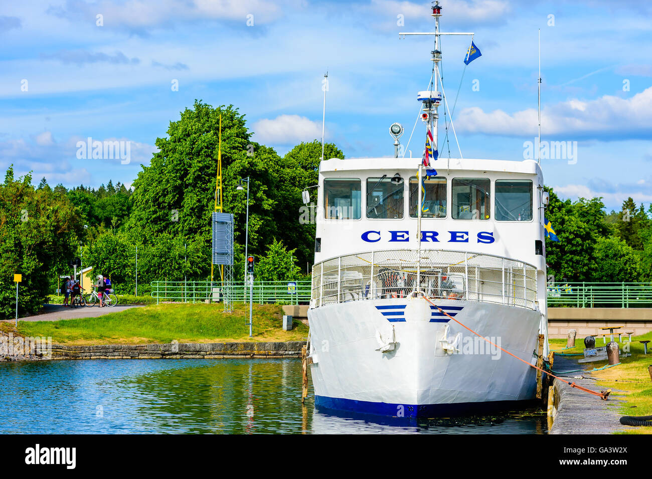Borensberg, Suède - 20 juin 2016 : le navire à passagers à quai la Ceres avec pont en arrière-plan. Banque D'Images
