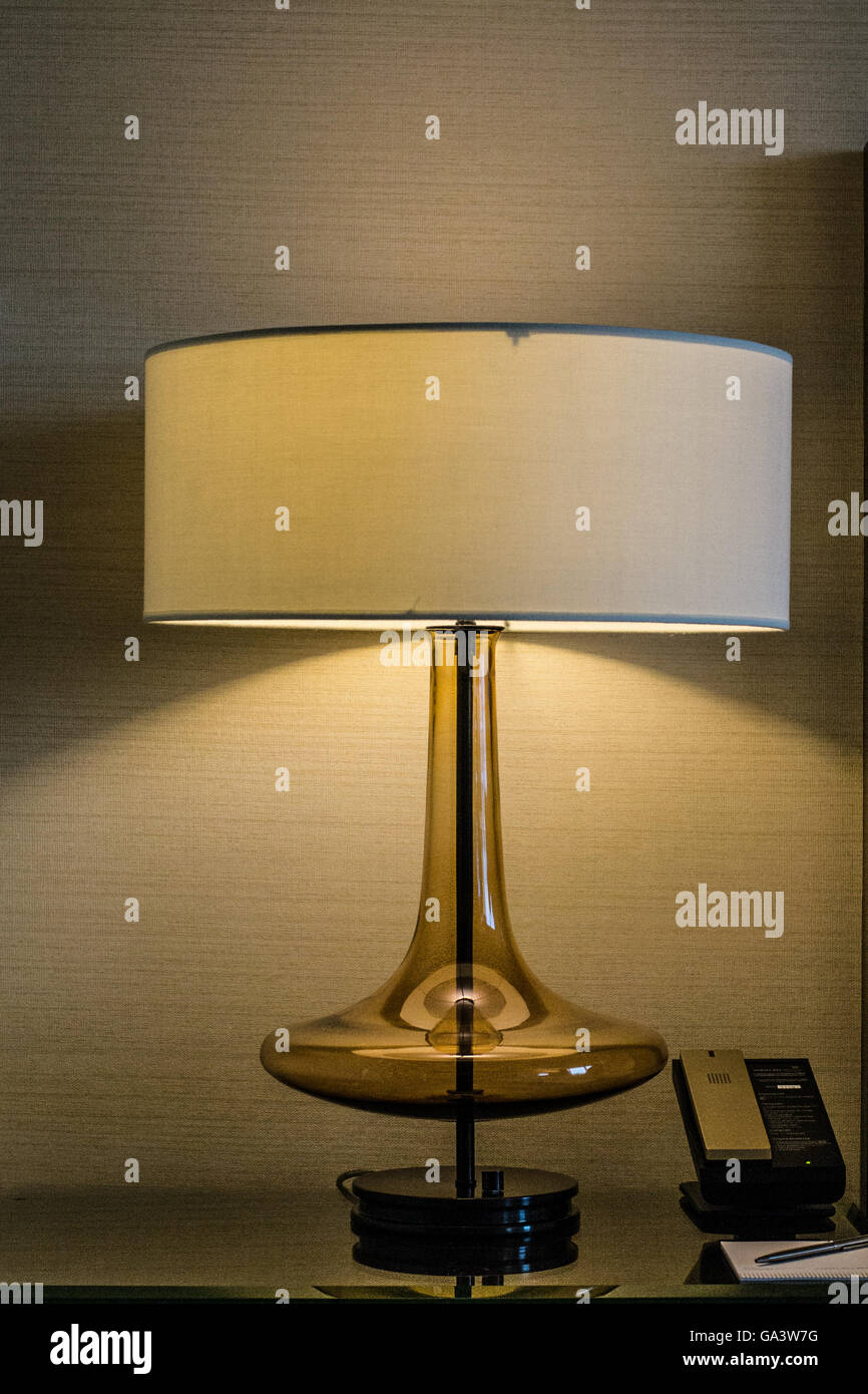 Hôtel table de nuit avec lampe et téléphone Banque D'Images
