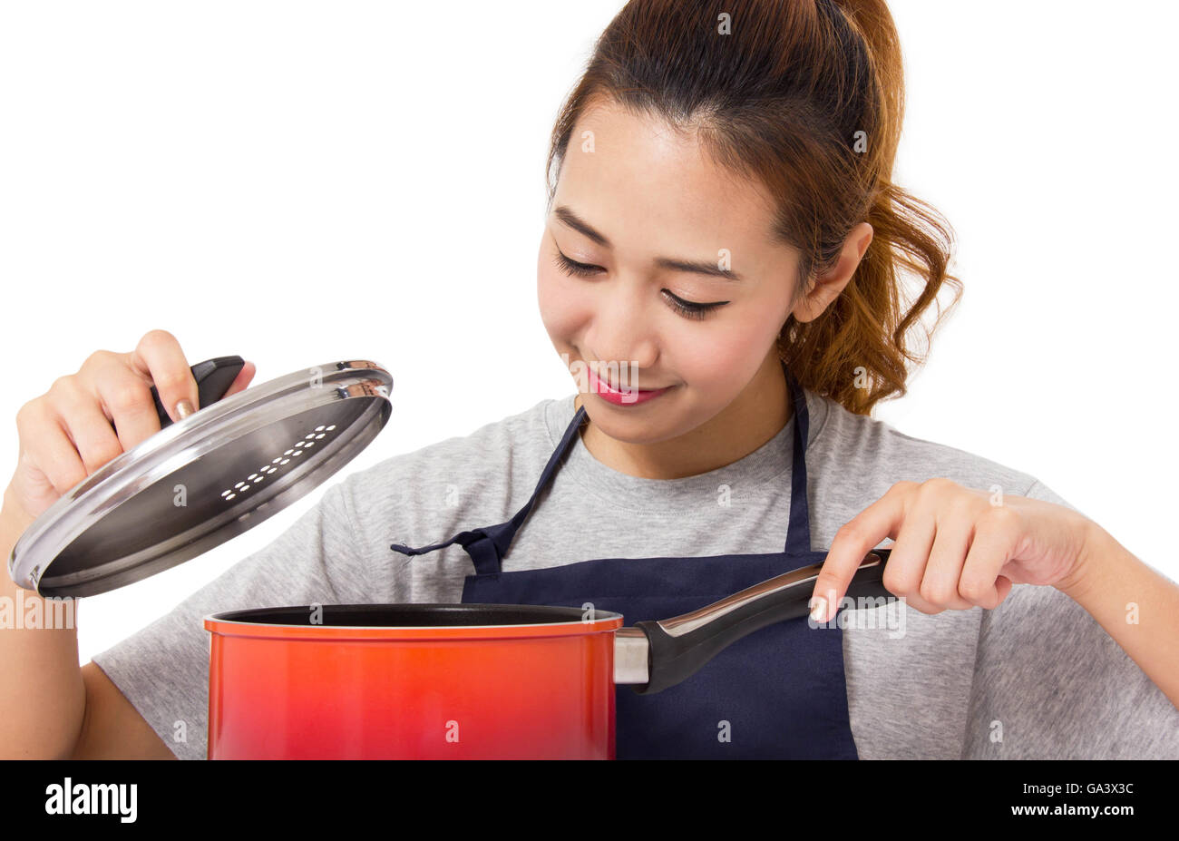 Femme Asiatique la cuisson dans la cuisine. Banque D'Images