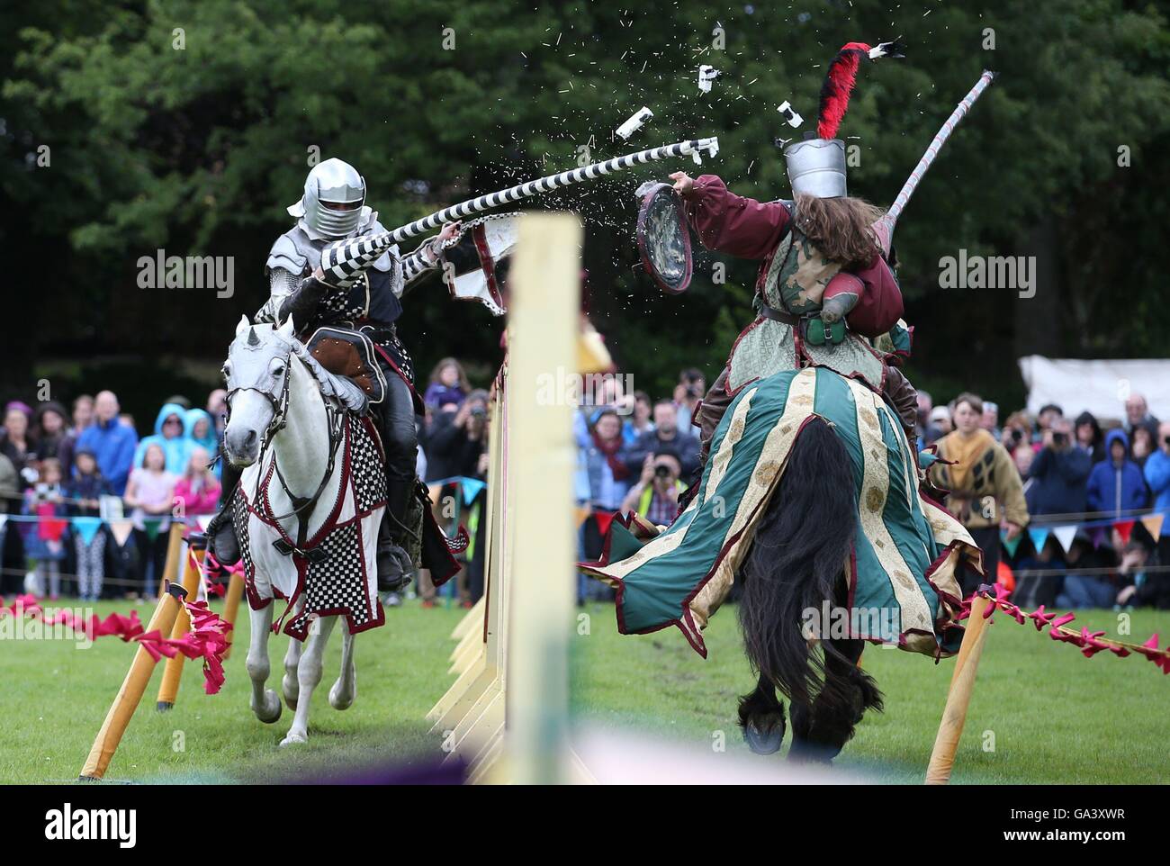 Les membres de la famille d'Onno, une histoire vivante de la scène stunt groupe, participer à un tournoi de joutes médiévales annuel au Palais de Linlithgow, West Lothian, Scotland. Banque D'Images