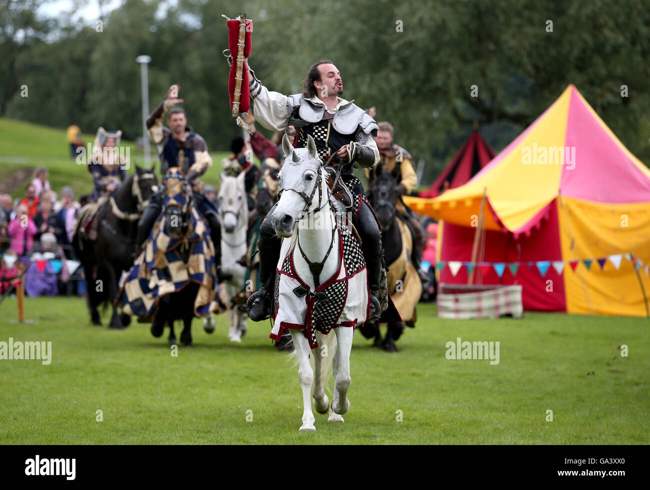 Les membres de la famille d'Onno, une histoire vivante de la scène stunt groupe, participer à un tournoi de joutes médiévales annuel au Palais de Linlithgow, West Lothian, Scotland. Banque D'Images