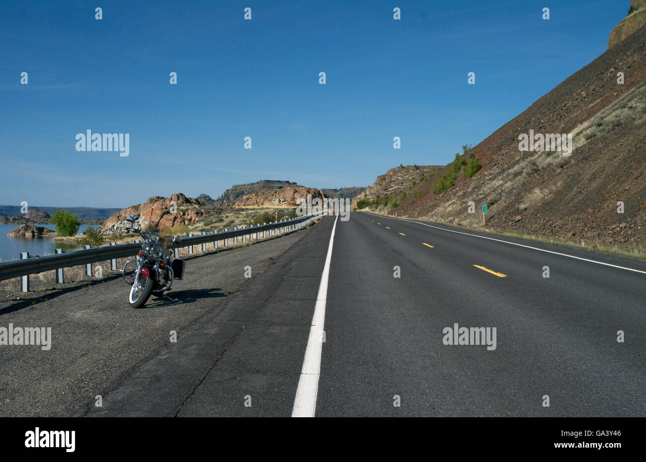 Le dirigeant d'une moto est garée sur l'État de Washington's Scenic Highway 155, au sud de Grand Coulee, État de Washington, USA. Banque D'Images
