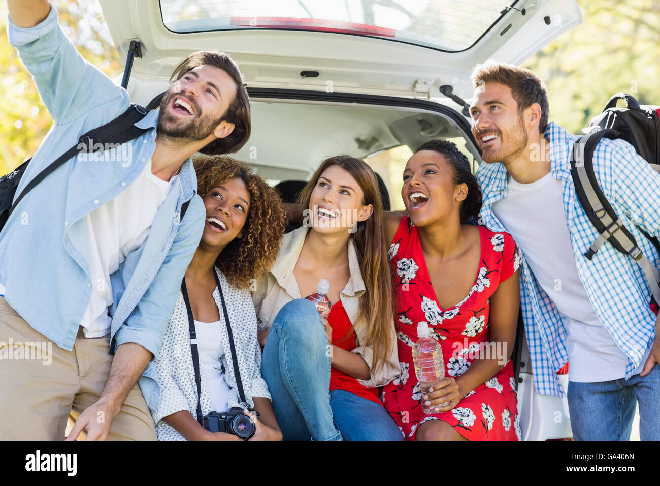 Groupe d'amis de prendre une voiture de tronc de selfies Banque D'Images
