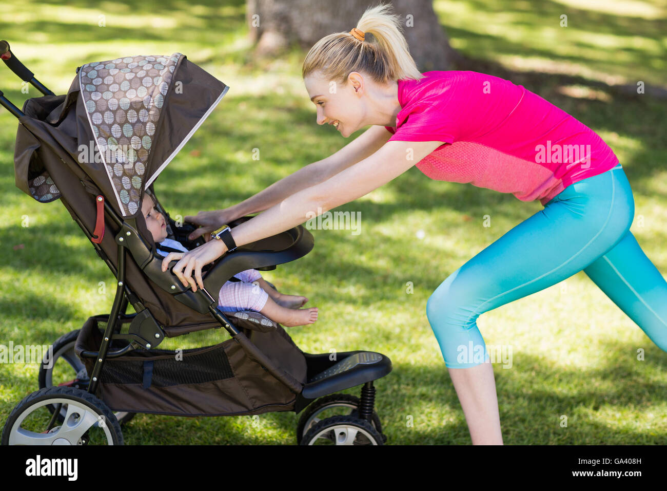 L'exercice de la femme avec poussette de bébé Banque D'Images