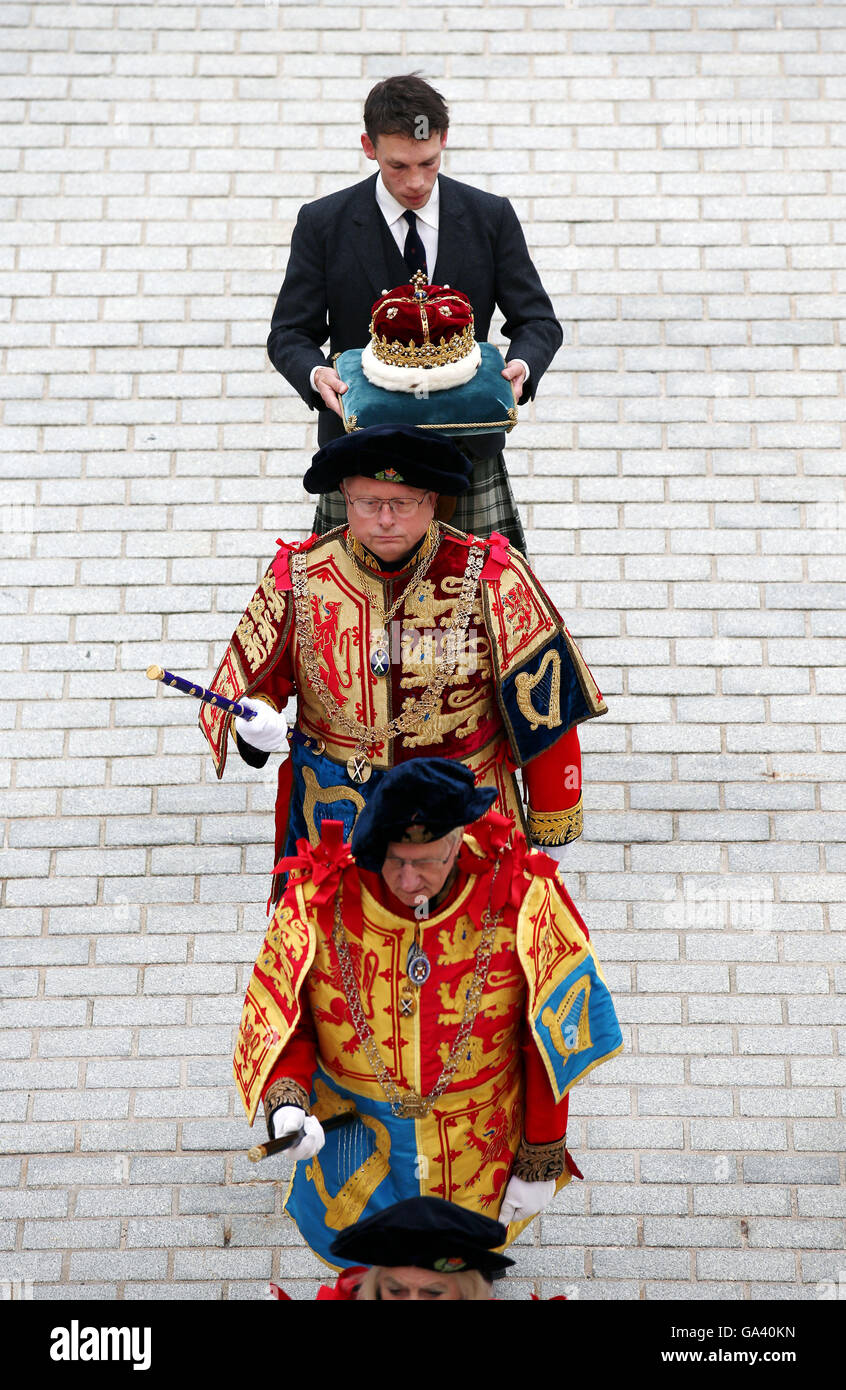 Le duc d'Hamilton et Brandon portant la couronne d'Écosse arrive à Queensberry House, avant l'ouverture de la cinquième session du Parlement écossais à Édimbourg. Banque D'Images