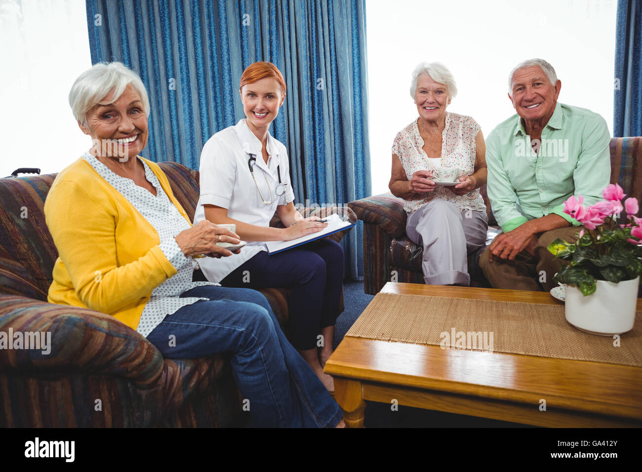 Des personnalités de haut niveau et d'une nurse looking at camera Banque D'Images