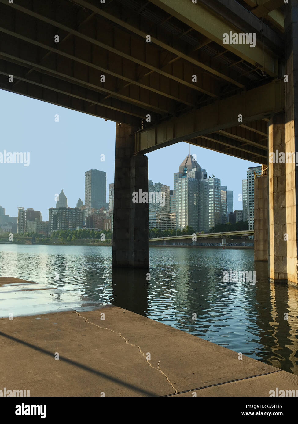 Une vue verticale du pont et Pittsburgh skyline Banque D'Images