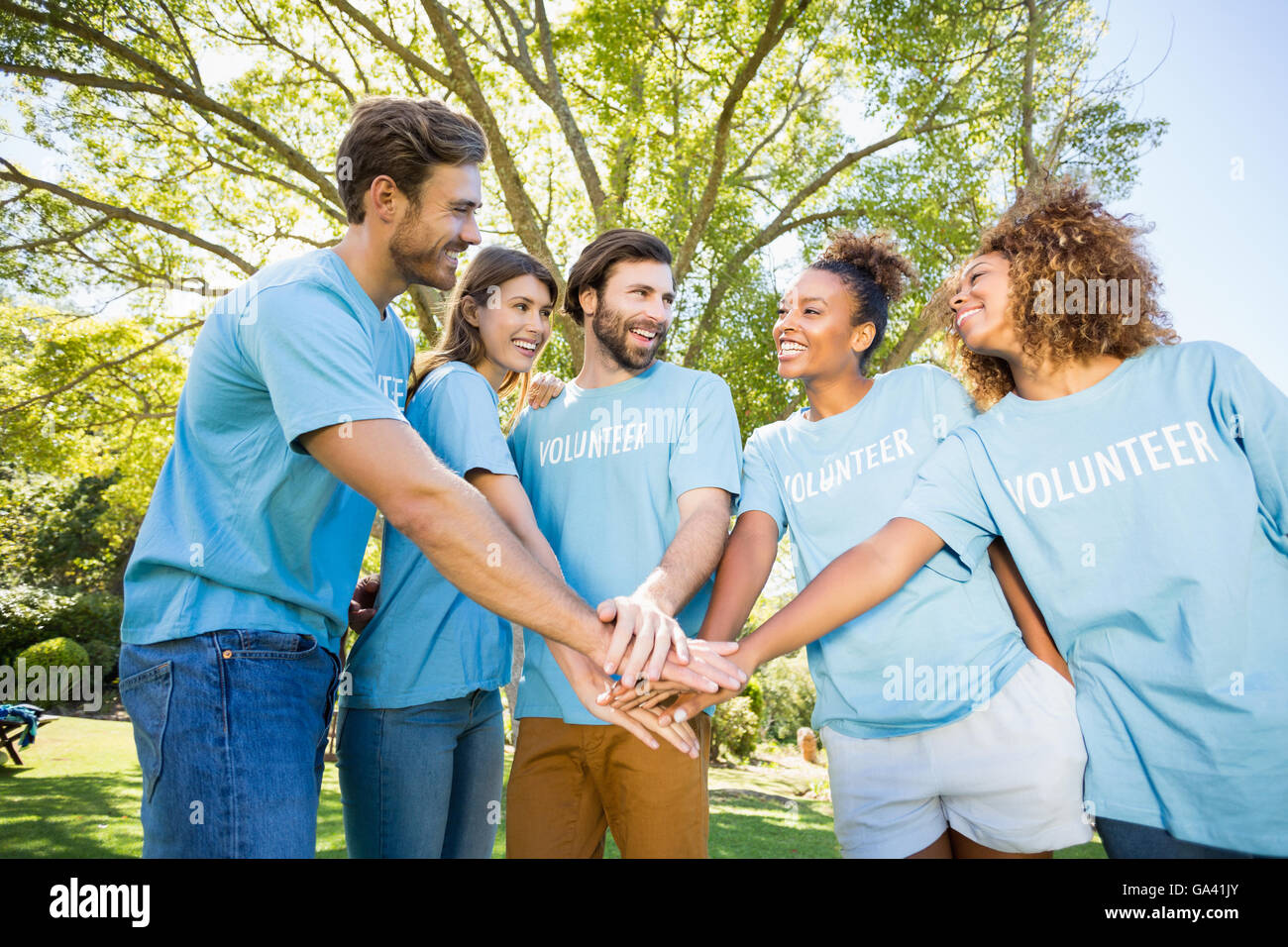 Groupe de formation des bénévoles de la pile les mains Banque D'Images