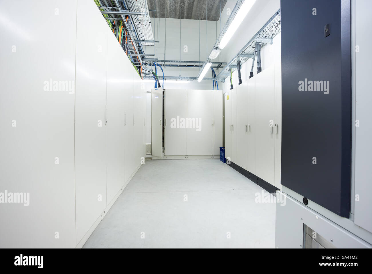 Dans le sous-sol d'un bâtiment industriel, il y a une chambre avec armoires électriques Banque D'Images