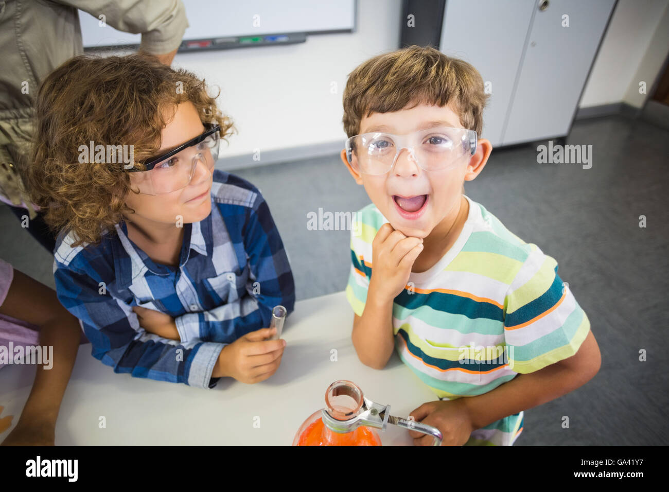 Kids posing in laboratory Banque D'Images