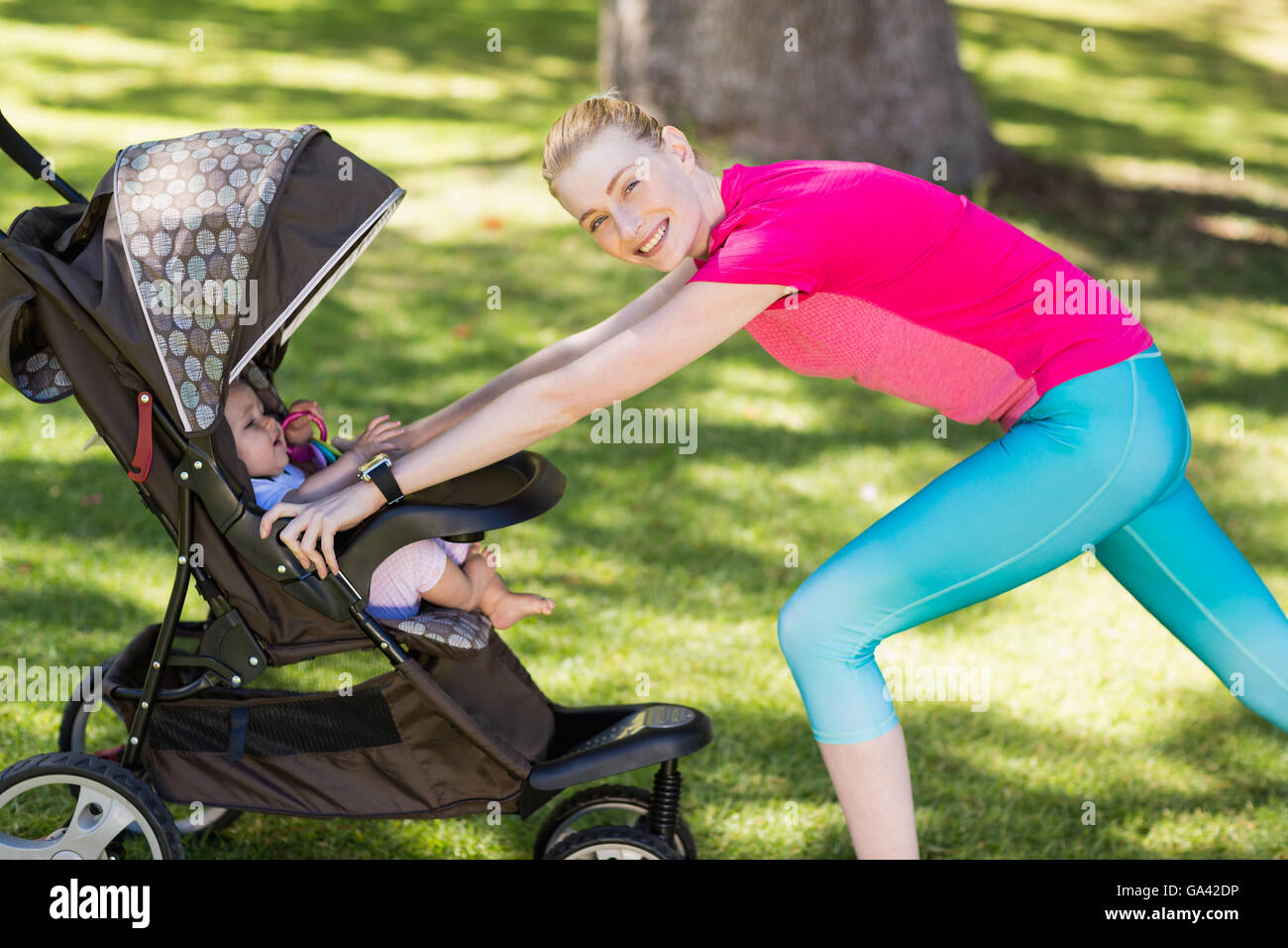 L'exercice de la femme avec poussette de bébé Banque D'Images