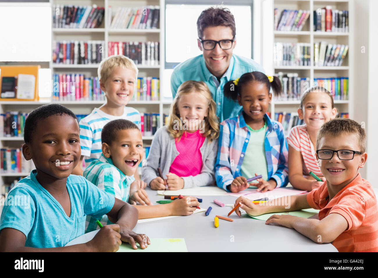 Portrait de l'enseignant et les enfants dans la bibliothèque Banque D'Images