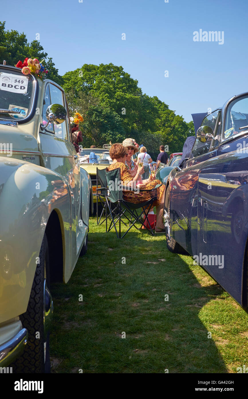 Les propriétaires de voitures classiques de détente à un vintage car show en Angleterre, Royaume-Uni. Banque D'Images