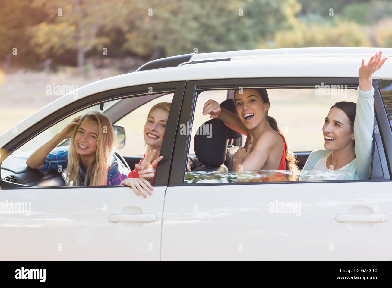 Belles femmes à partir de la fenêtre de voiture Banque D'Images