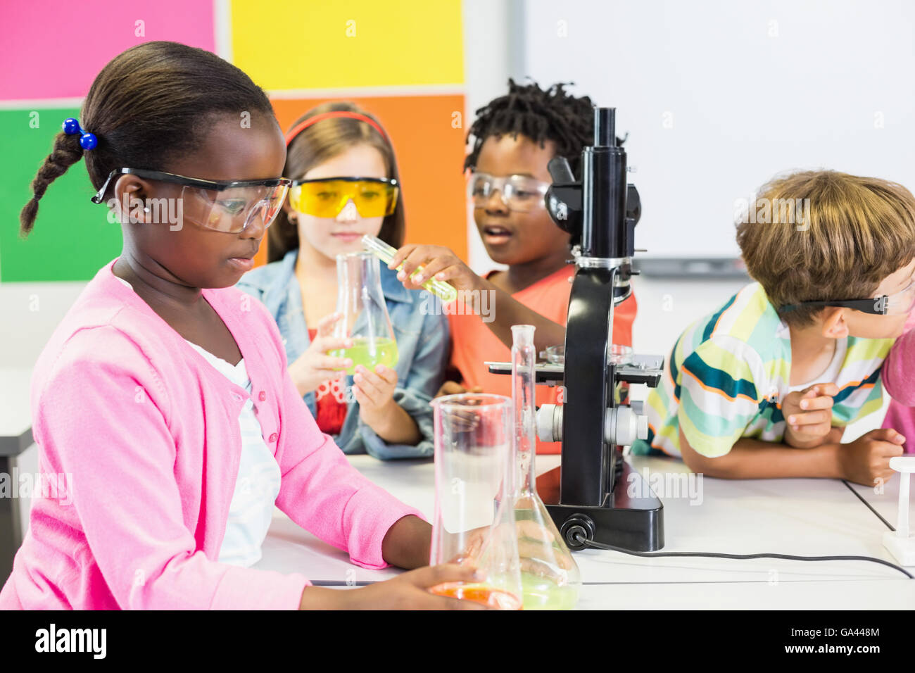Les enfants faisant une expérience chimique in laboratory Banque D'Images