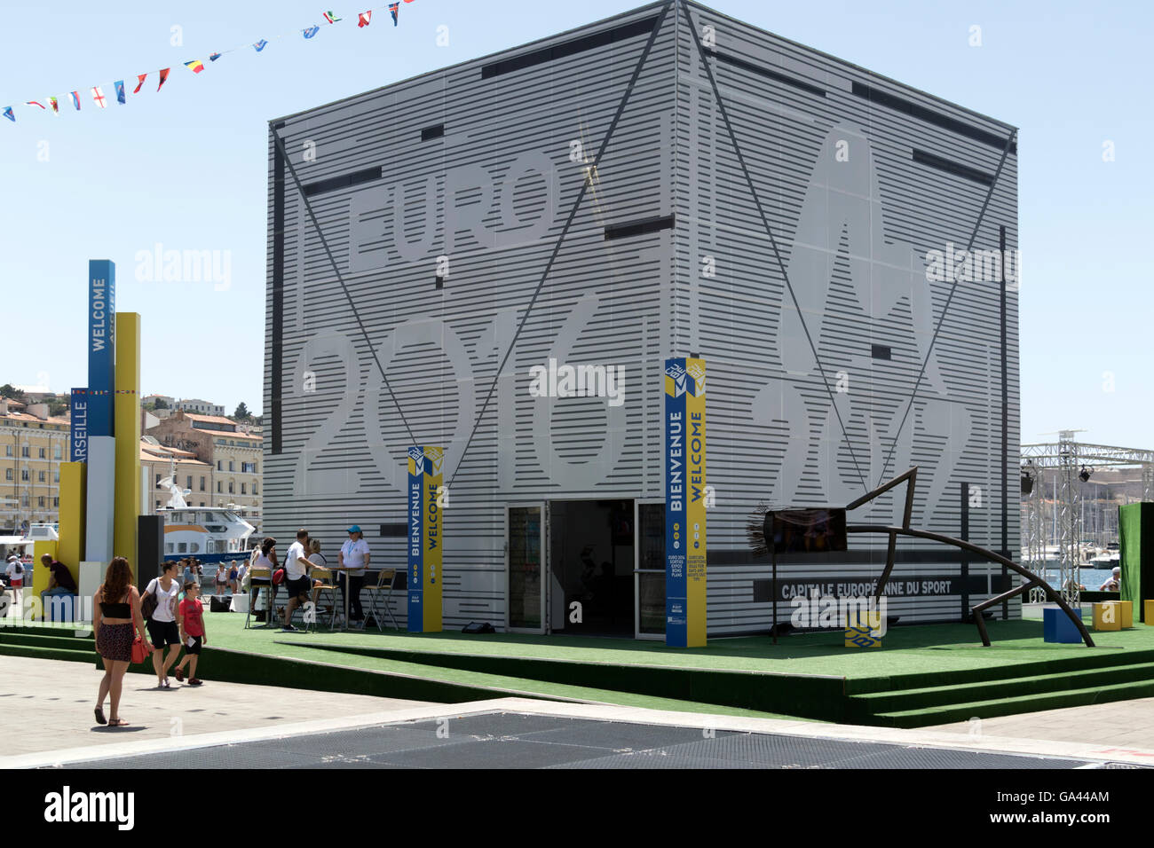 Kiosque d'information Euro 2016 en face du vieux Port de Marseille Banque D'Images