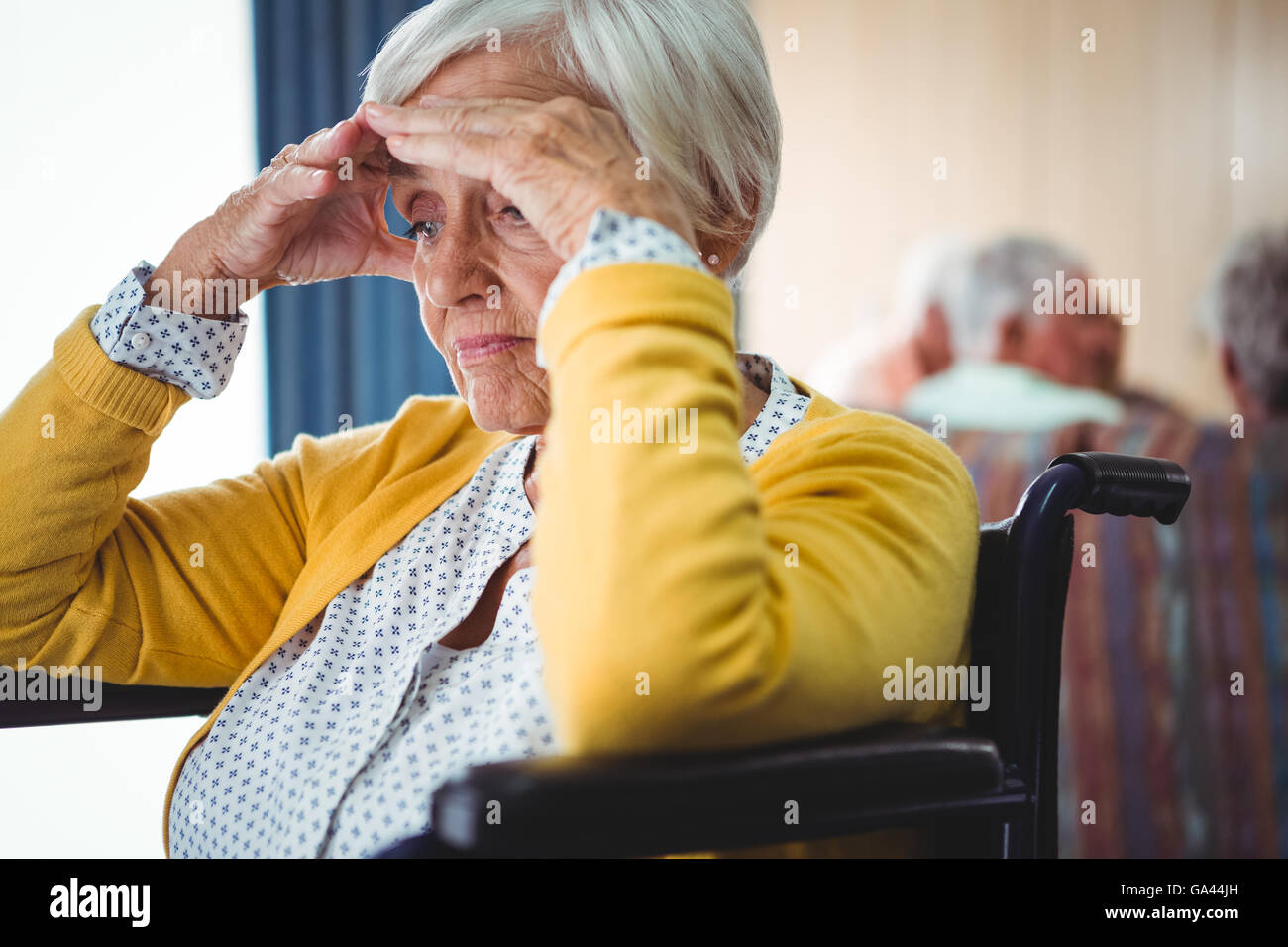 Senior woman in wheelchair oeil inquiet Banque D'Images