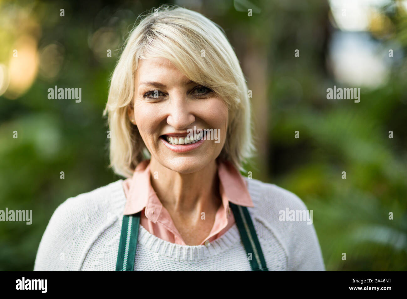 Portrait of smiling female gardener Banque D'Images