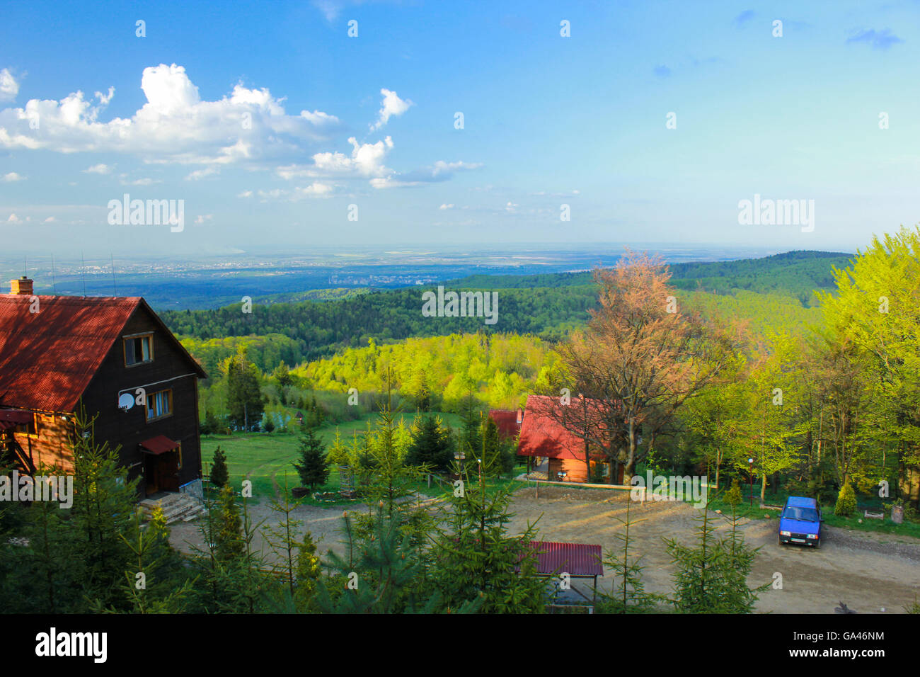 Montagnes d'herbe verte et bleu ciel paysage Banque D'Images