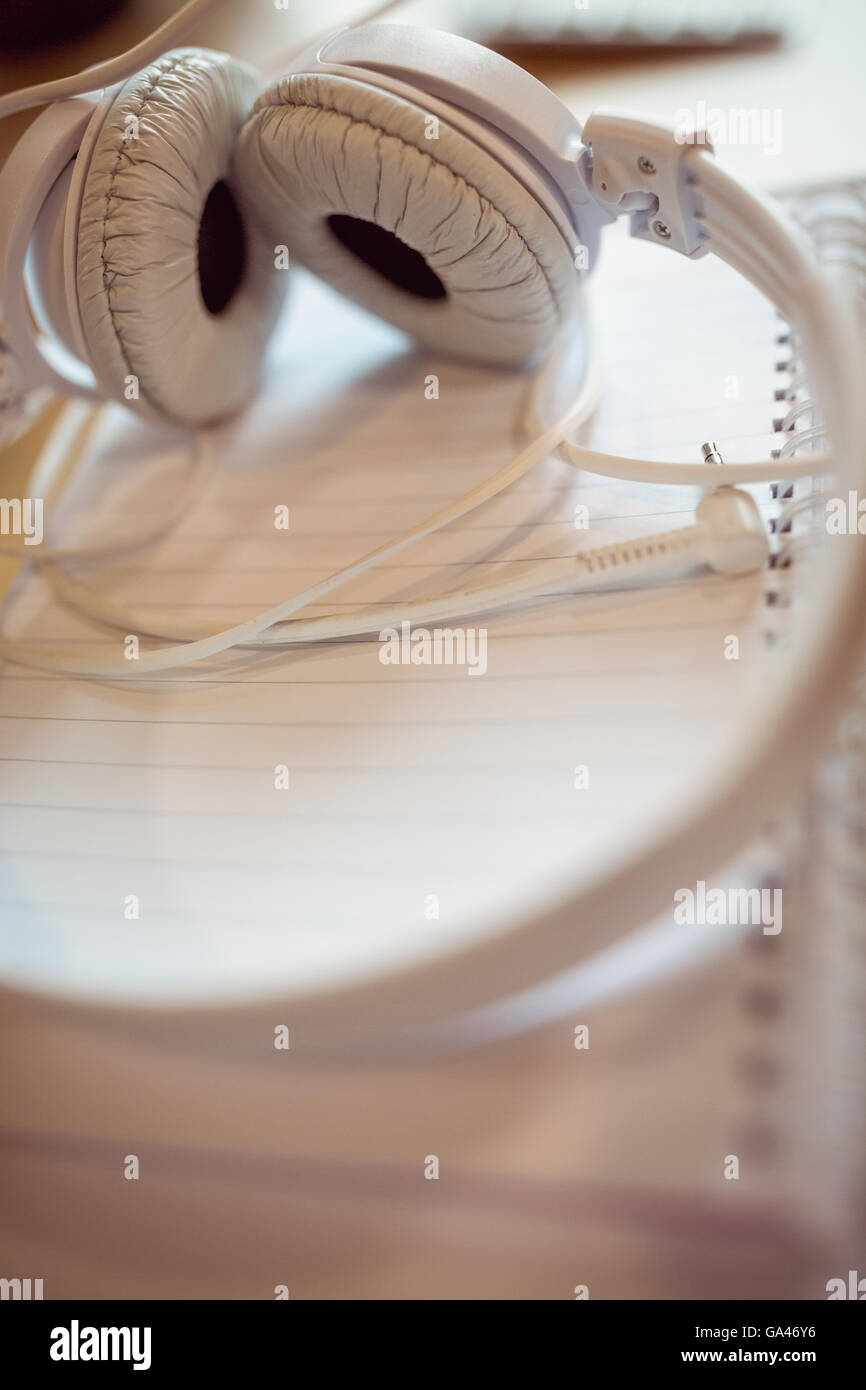 Casque sur carnet à spirales Banque D'Images