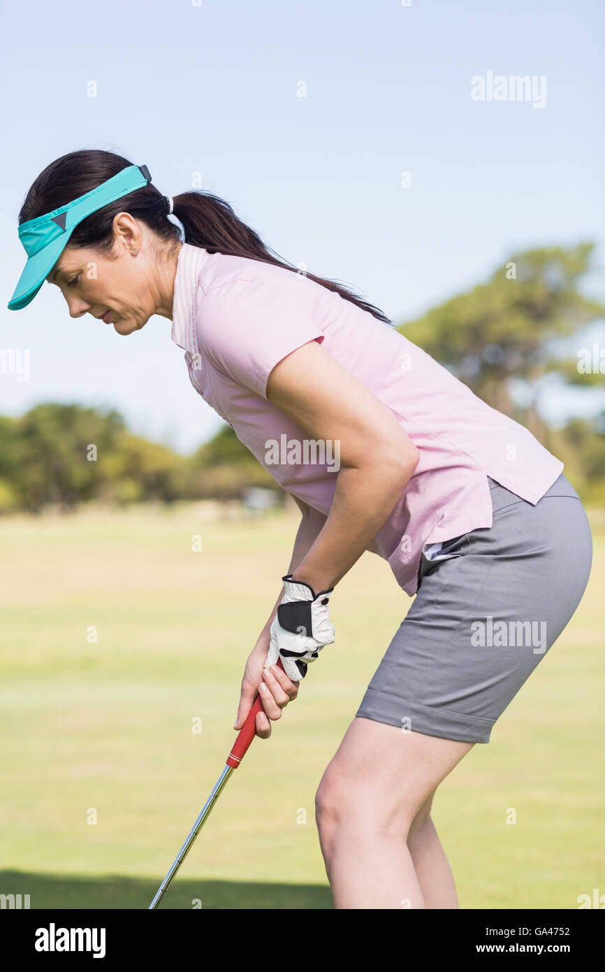 Sportive woman playing golf Banque D'Images