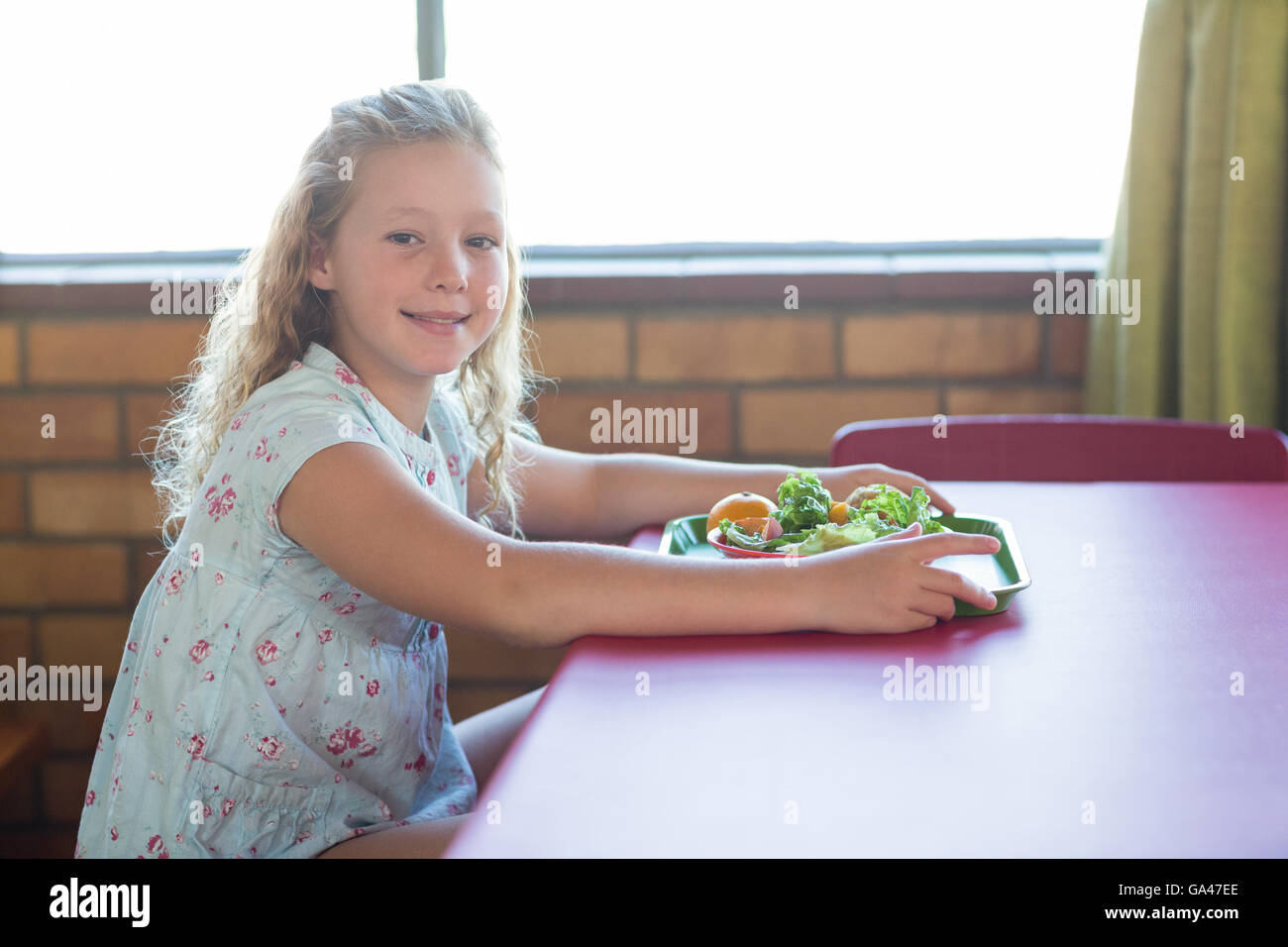 Cute girl having meal Banque D'Images