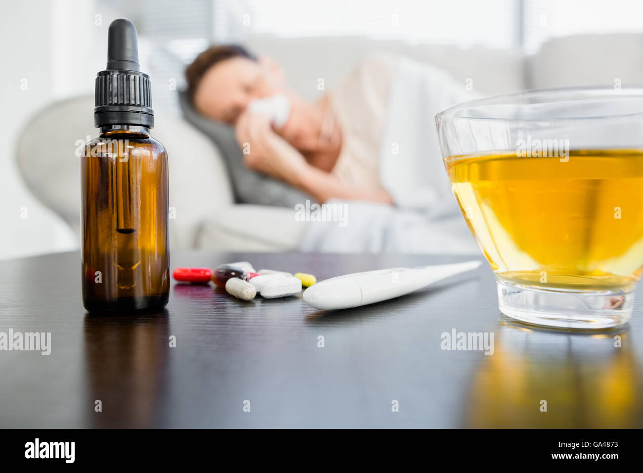 Médicaments et d'une tisane par thermomètre sur le tableau Banque D'Images