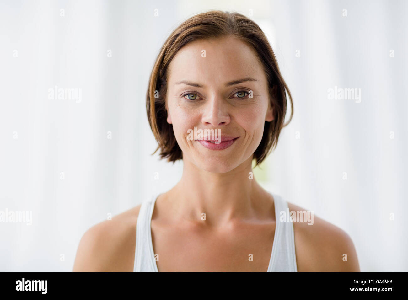 Portrait of smiling woman in fitness studio Banque D'Images