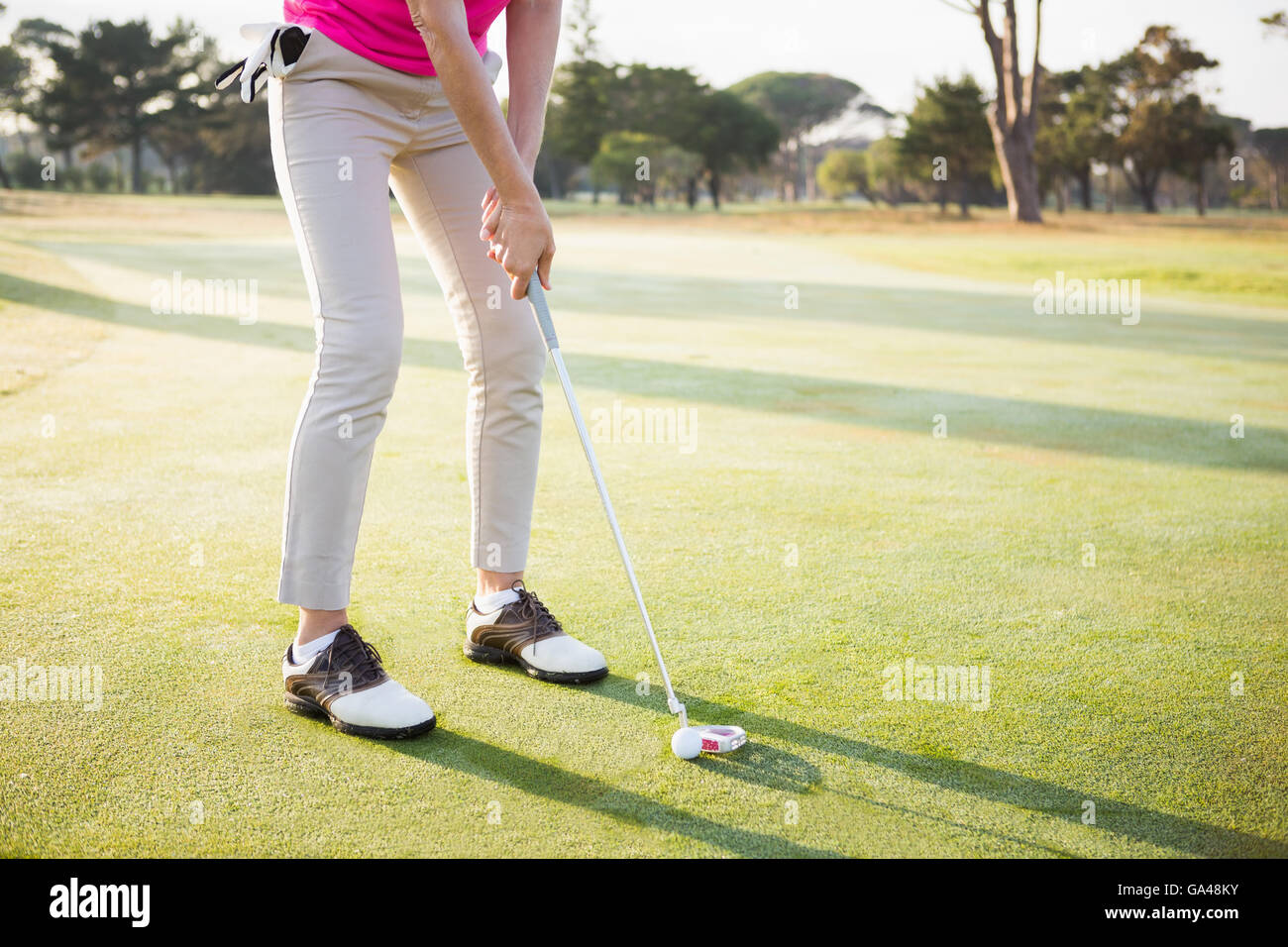 Close up of woman golfer prépare ses shot Banque D'Images