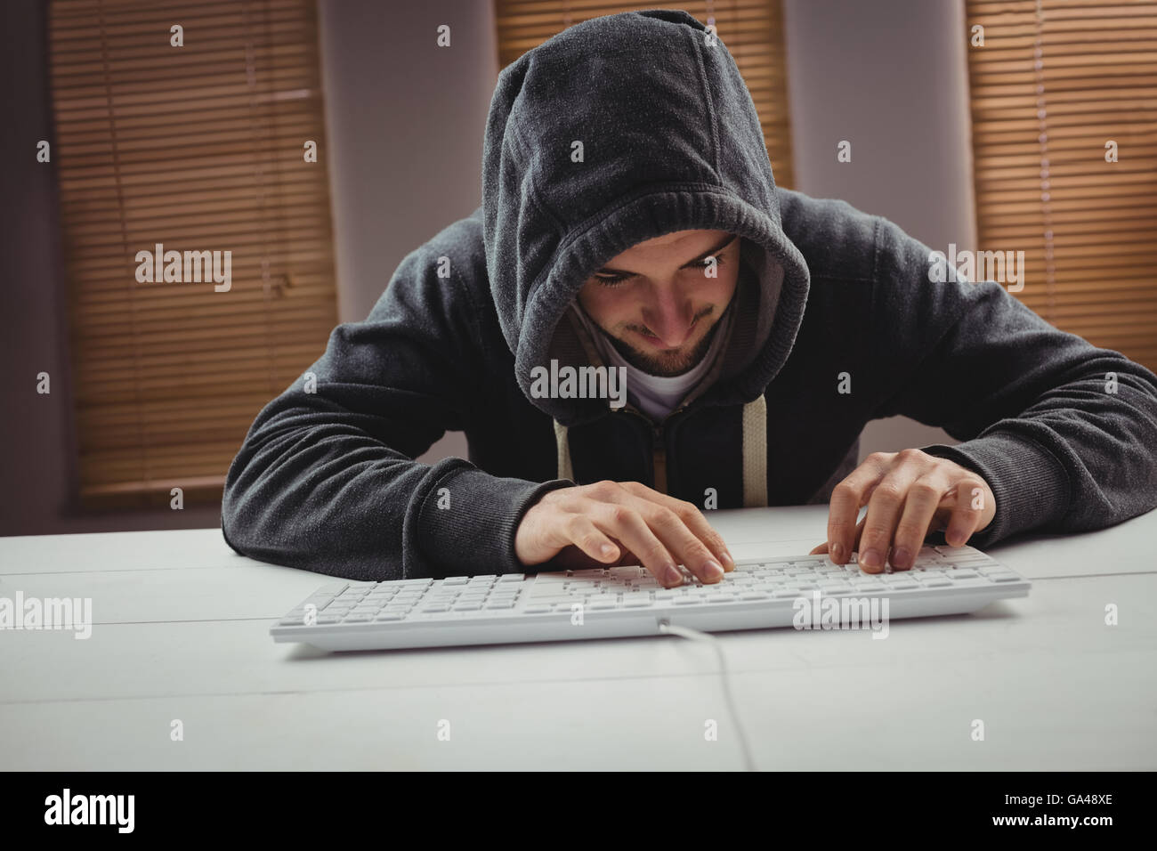 Jeune homme à l'aide du clavier de l'ordinateur Banque D'Images