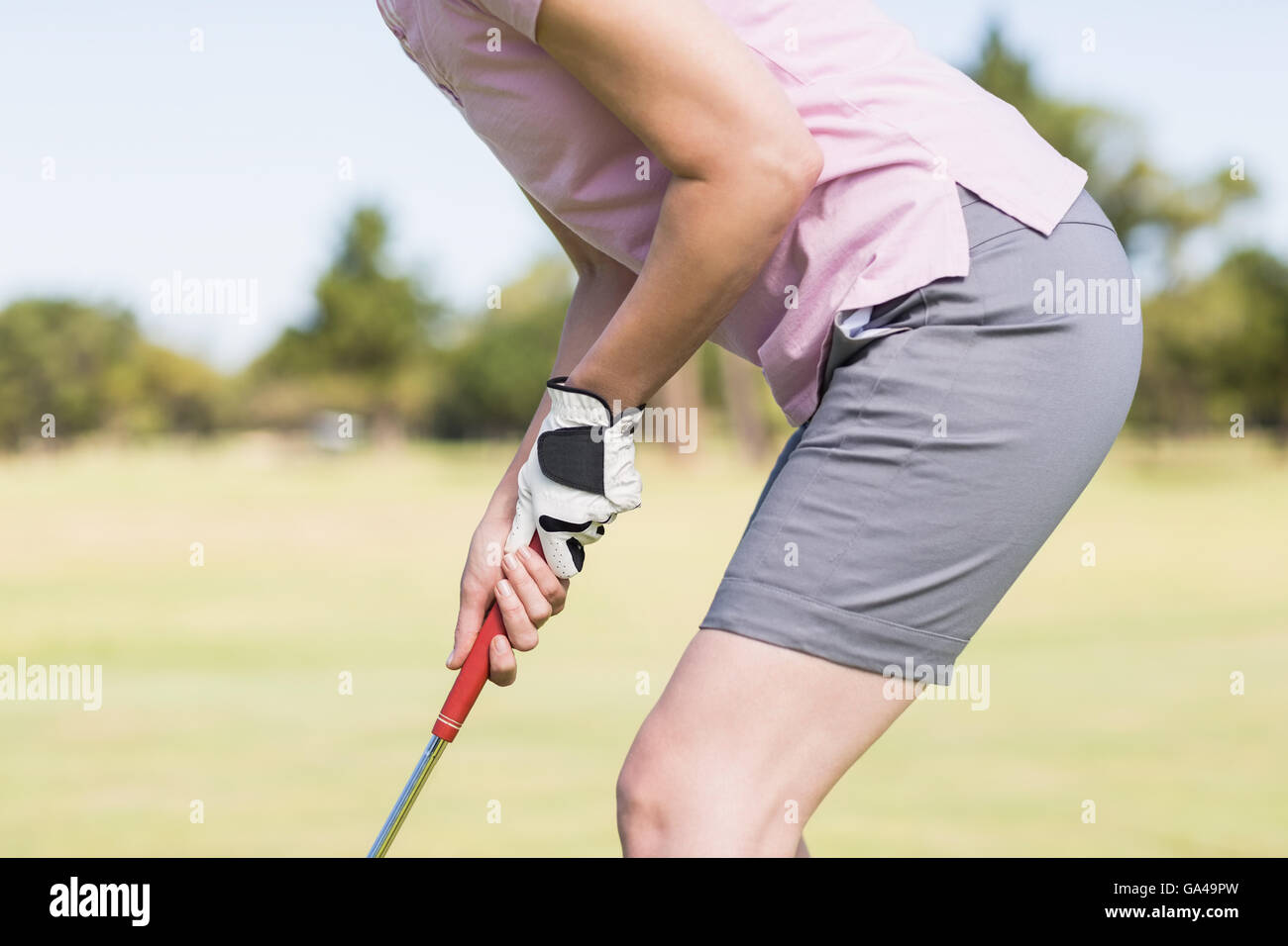 Midsection of woman playing golf Banque D'Images