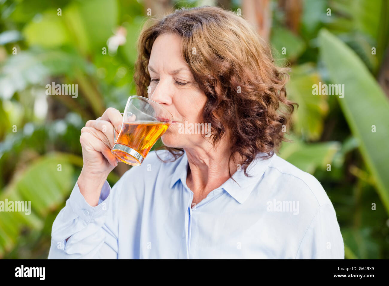 Young woman drinking herbal tea Banque D'Images