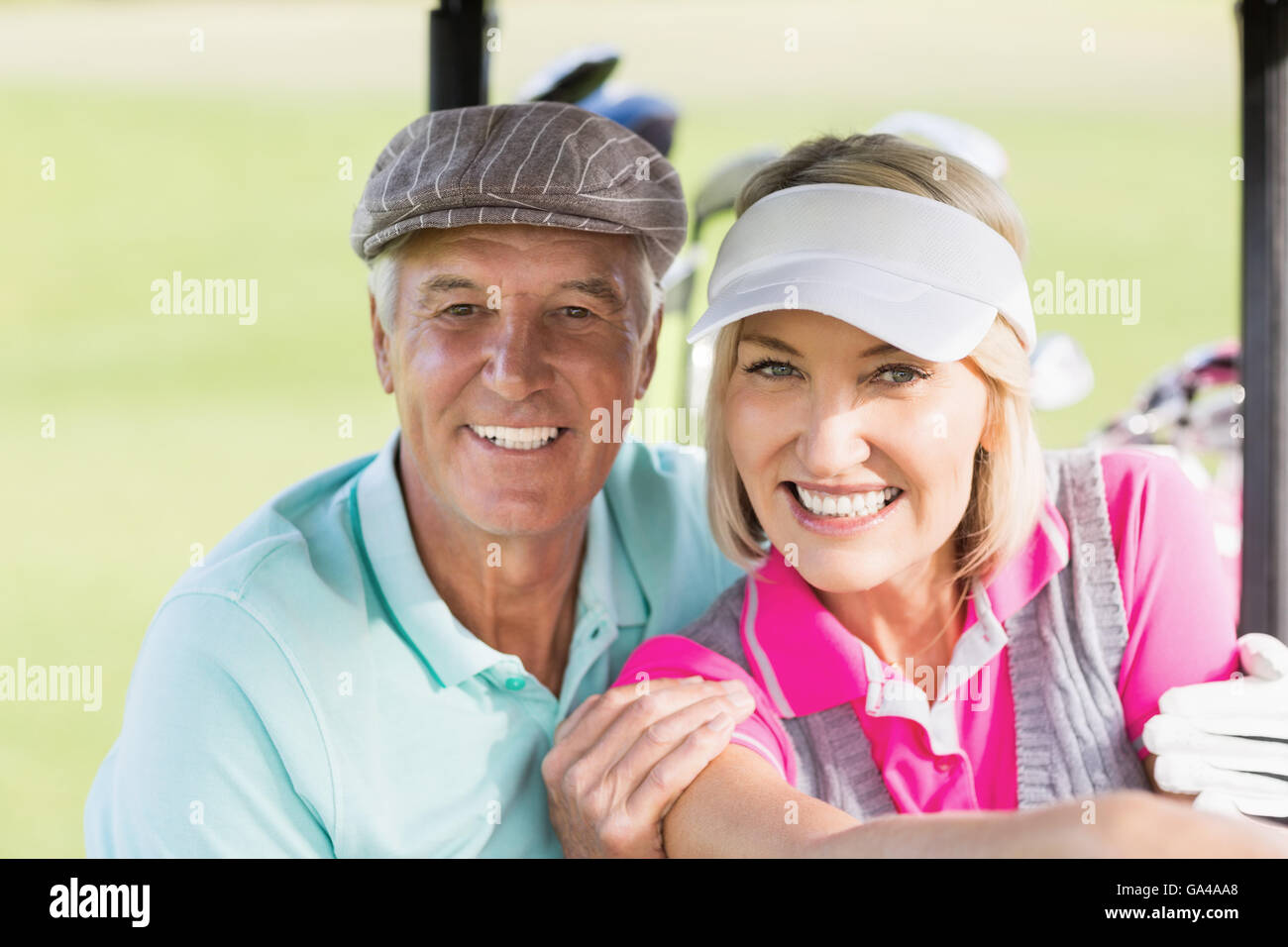 Portrait of smiling couple golfeur Banque D'Images