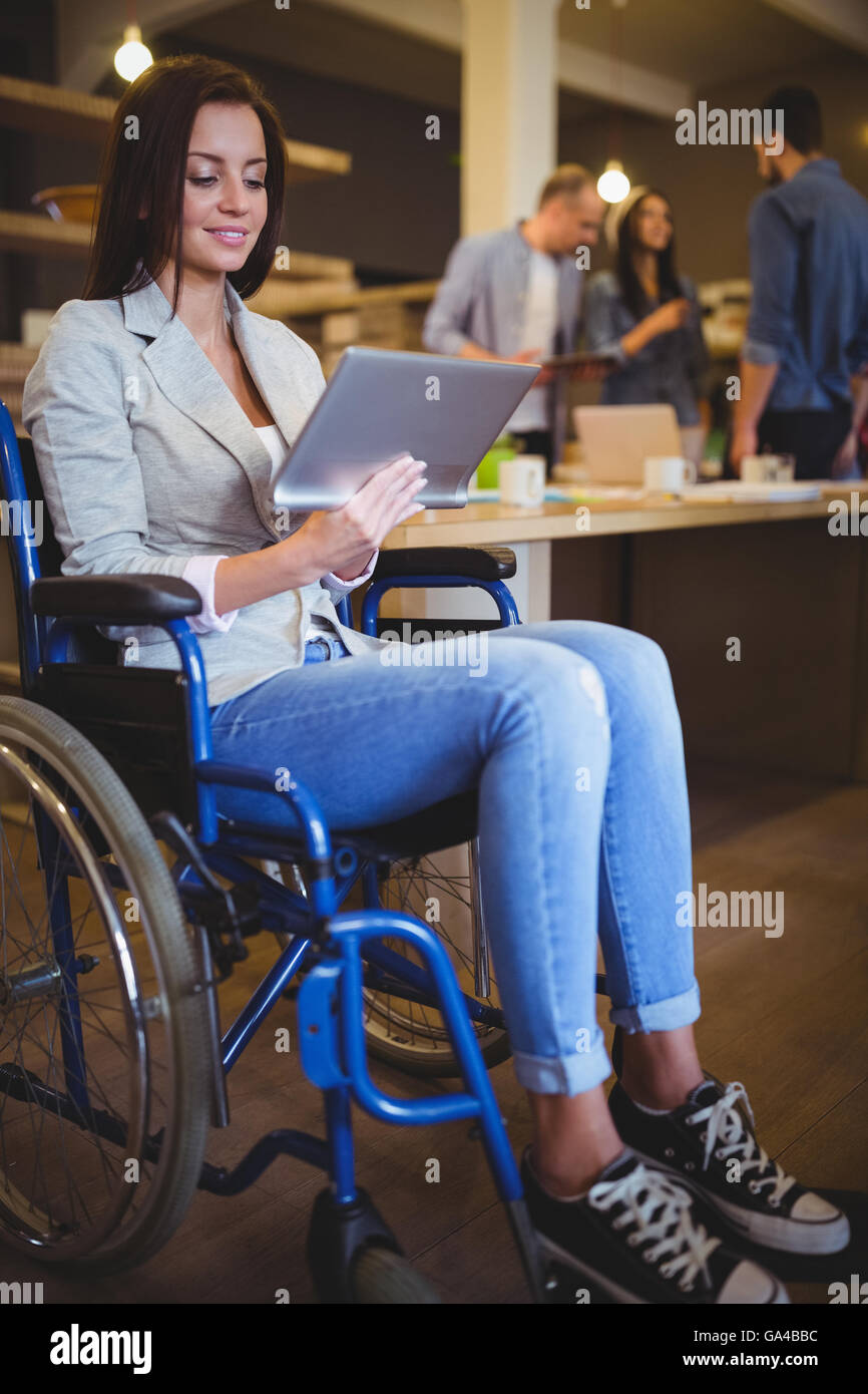 Mobilité businesswoman smiling lors de l'utilisation de digital tablet Banque D'Images