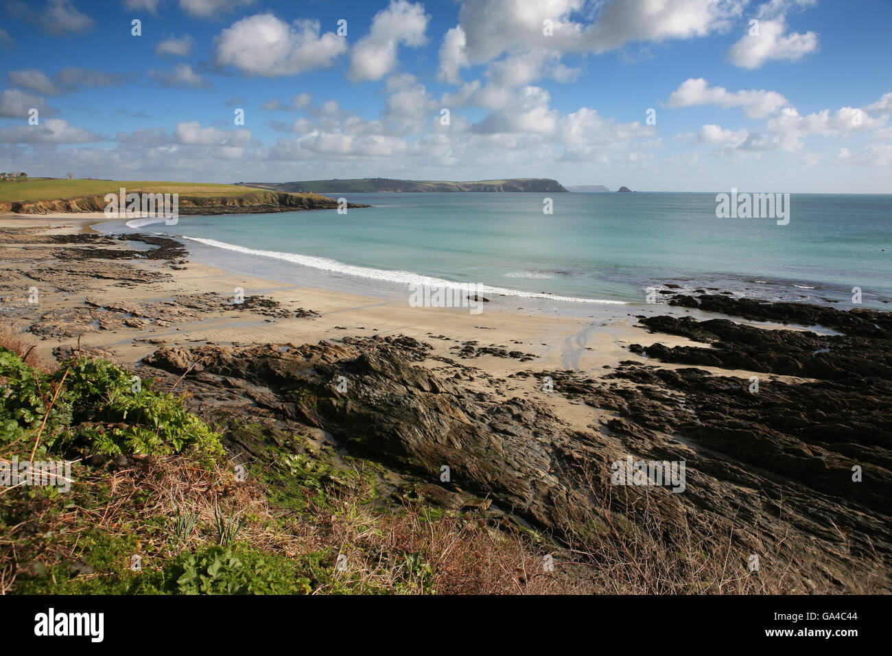 Porthcurnick Beach, Portscatho, avec vue sur la baie Gerrans à Nare Head et au-delà : Cornwall, UK Banque D'Images