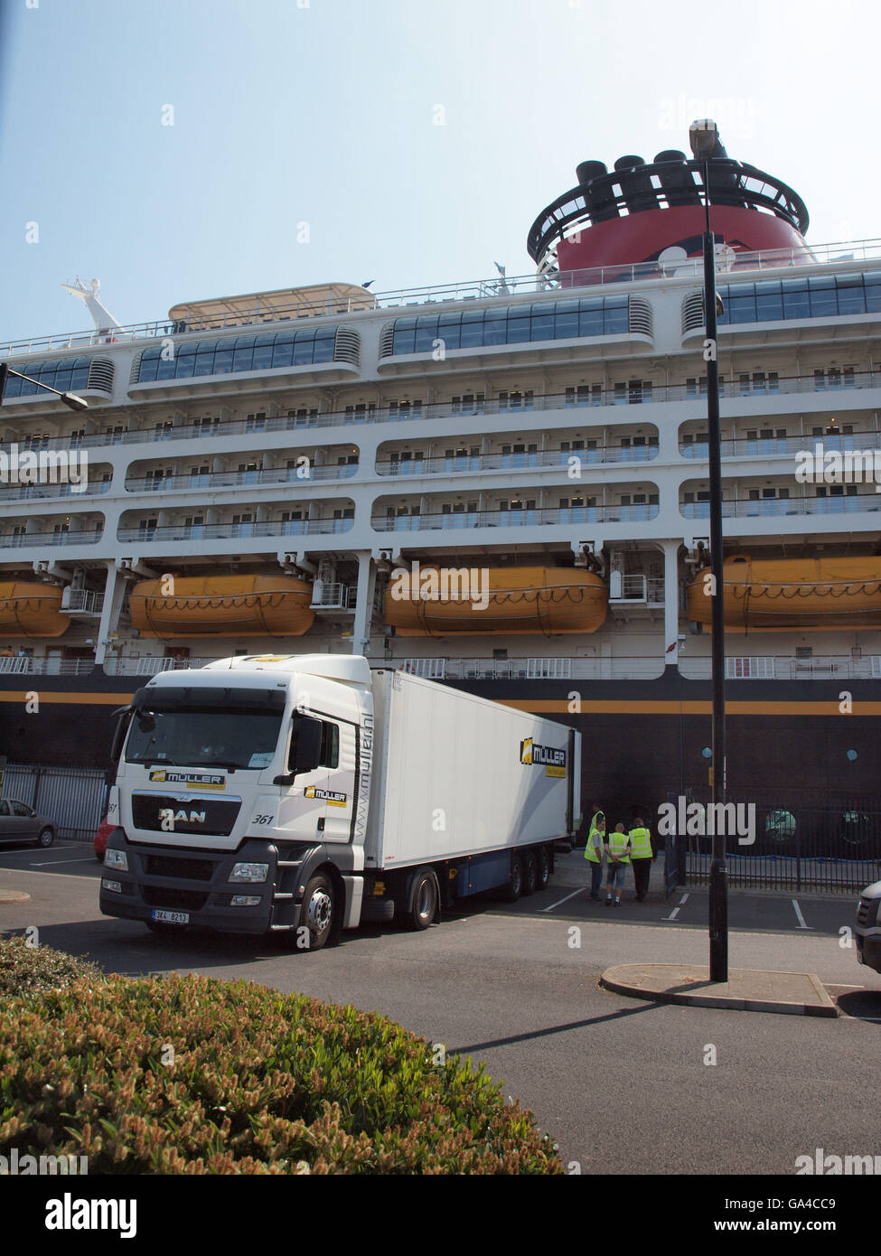 Les 83969 tonnes de ligne de croisière de Disney, "Disney Magic' bateau de croisière été ré-alimenté par le fret routier sur la rivière Tyne. Banque D'Images