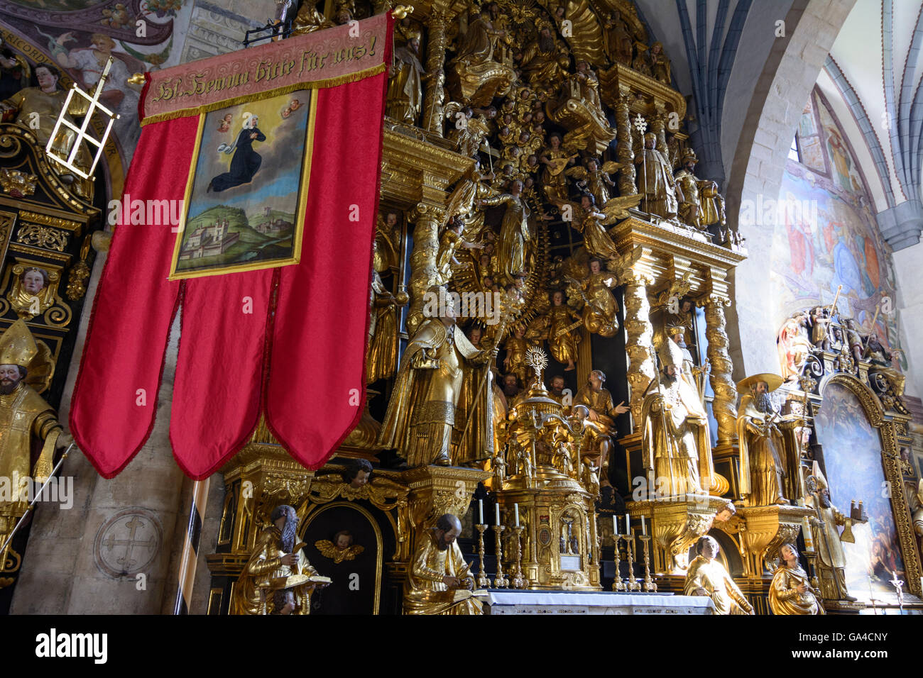 La Cathédrale de Gurk : autel avec une bannière de l'église avec le saint Hemma de Gurk, Gurk, Autriche, Carinthie, Styrie, Banque D'Images