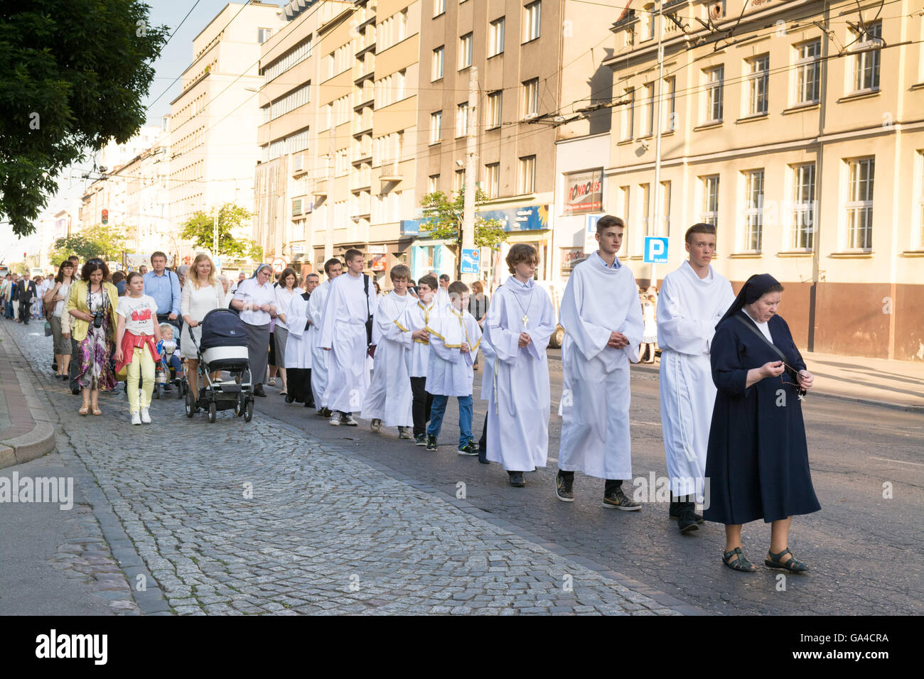 Procession du Corpus Christi dans la rue de Gdynia, Pologne, Europe Banque D'Images