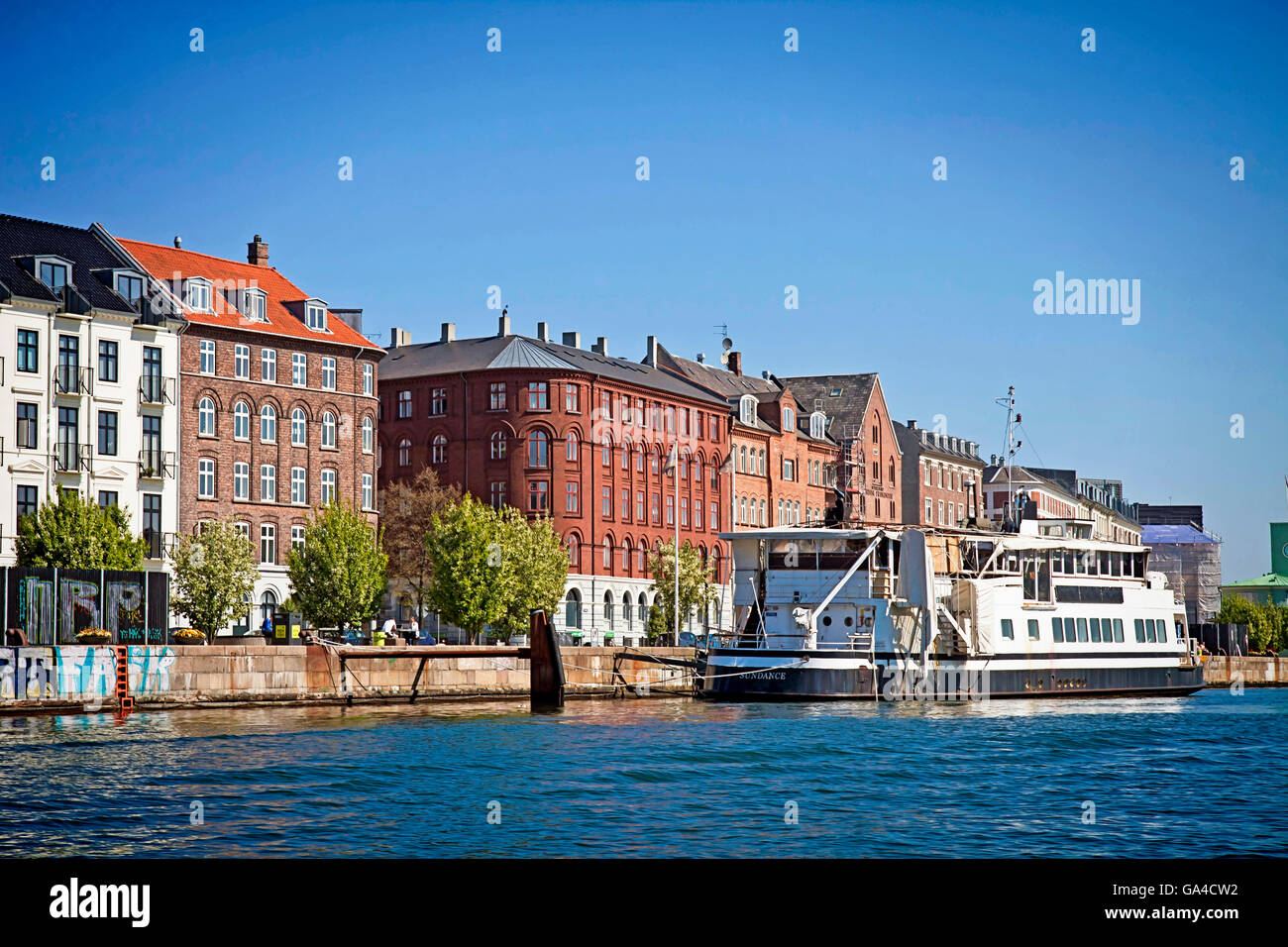 Copenhague, Danemark - Façades et bateau amarré à l'eau Havnegade promenade le long du port de Copenhague Banque D'Images