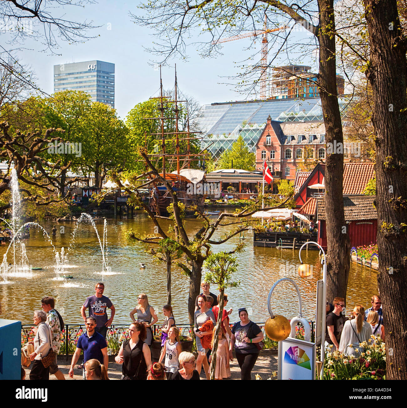 Copenhague, Danemark - touristes et l'étang avec des jets d'eau au célèbre parc d'Les Jardins de Tivoli à Copenhague Banque D'Images