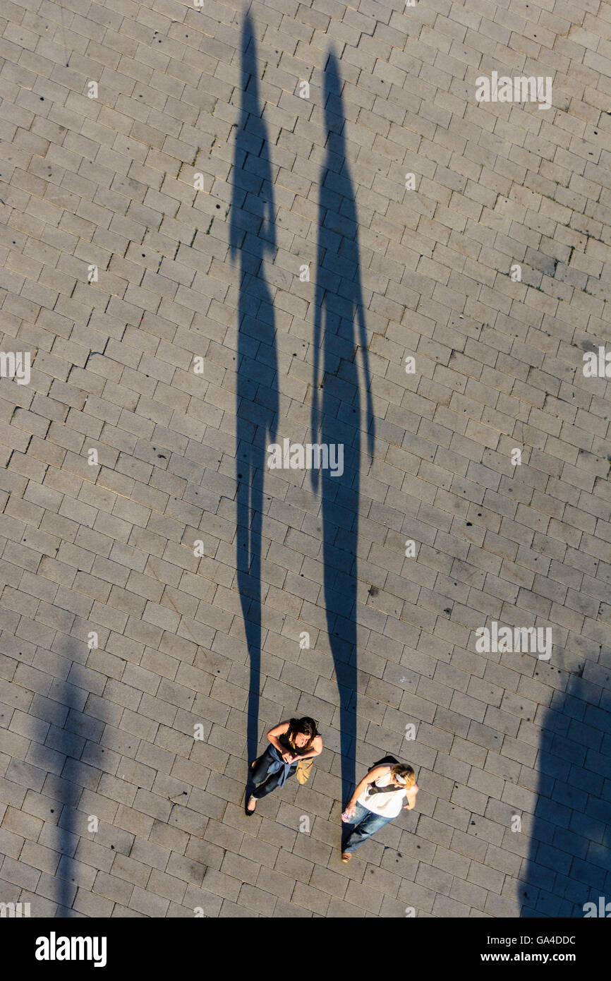 Wien, Vienne 2 femmes marche à pied, de longues ombres Autriche Wien Banque D'Images